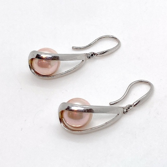 Vintage Jewelry - 925 Sterling & Pink Pearl Curved Modernist Floating Pearl Hook Earrings | 1.1”
